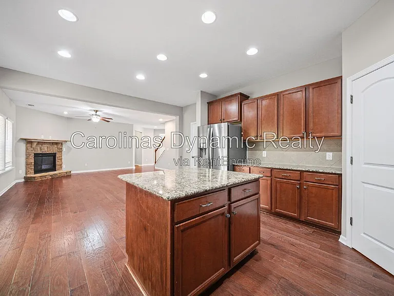 1912 Madeira Cir — Photo 14