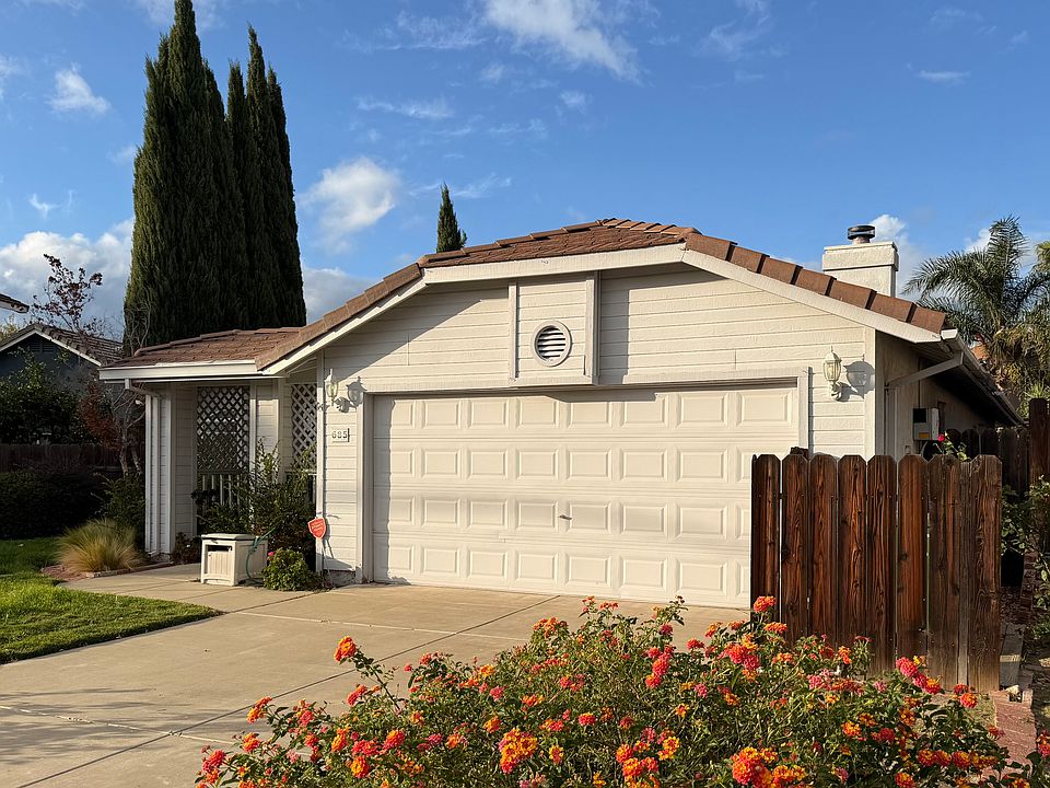 Lovely one-story residence, built in 1990