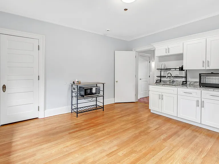 292 Coram Ave — Photo 5