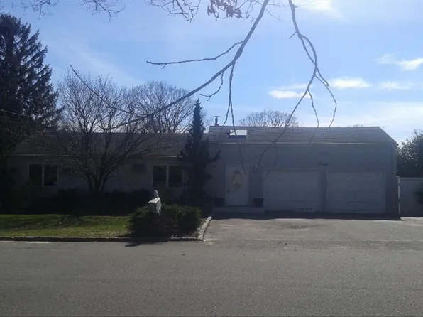 20 Gerber St, Dix Hills, NY 11746