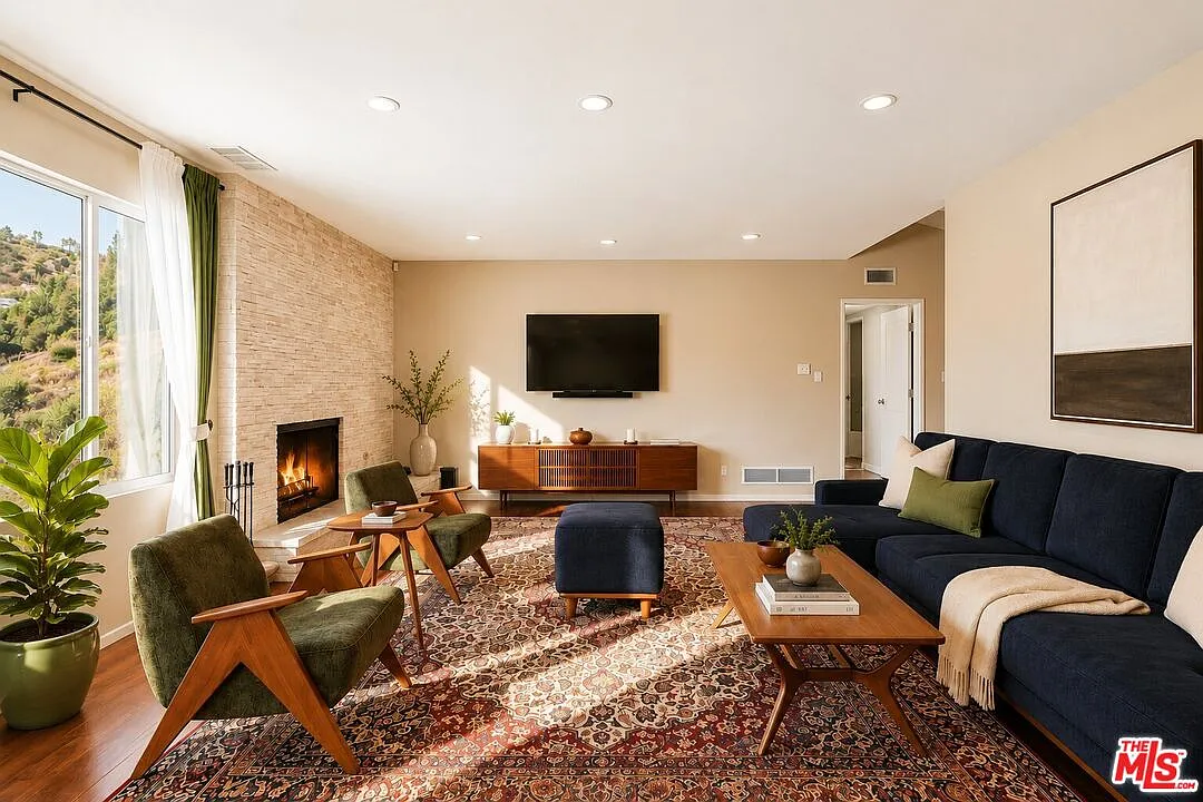 4 bed, 3.0 bath, 2600 sqft, $9,500 — Photo 1