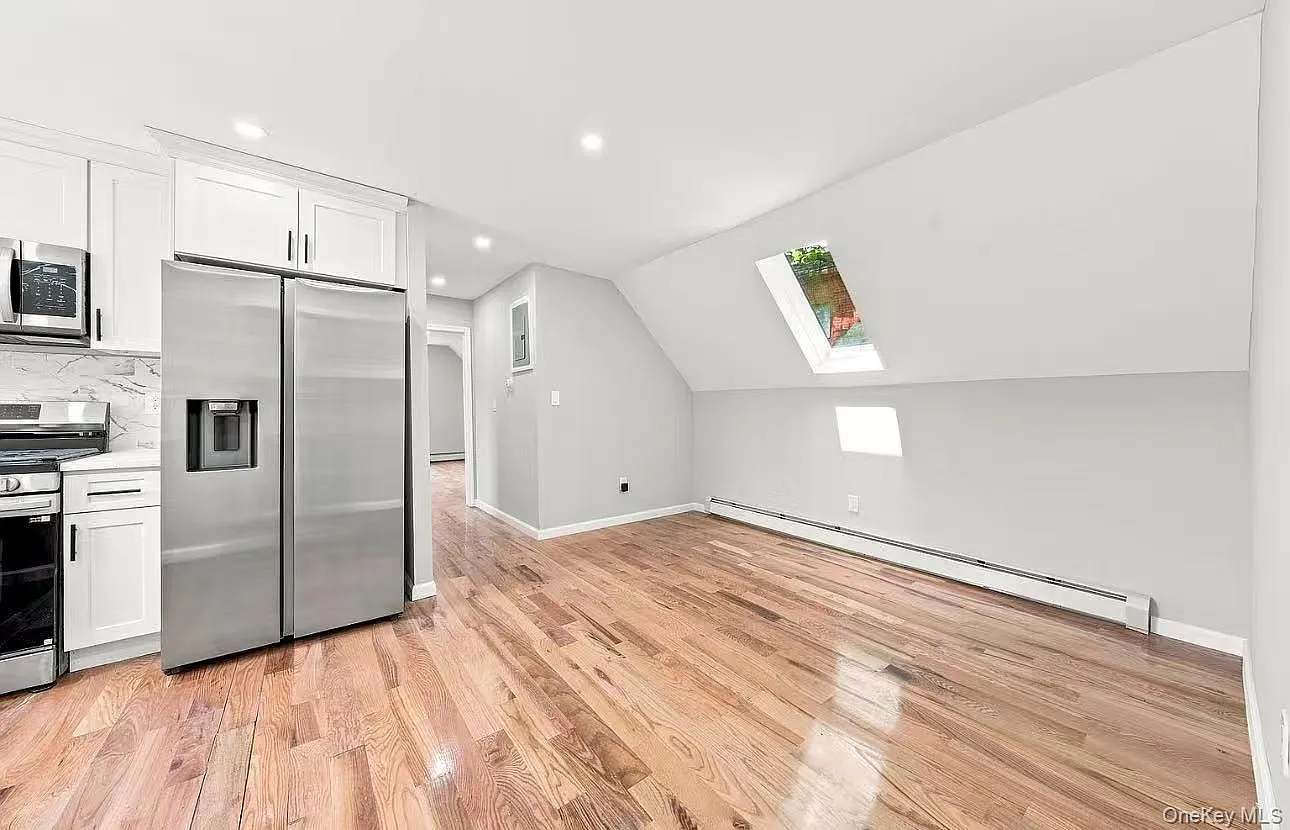 3 bed, 2.0 bath, 1000 sqft, $3,500 — Photo 3