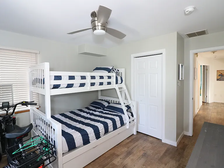 411 N Vendome Ave — Photo 20