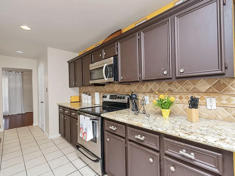 7410 Lake Run Ln — Photo 8
