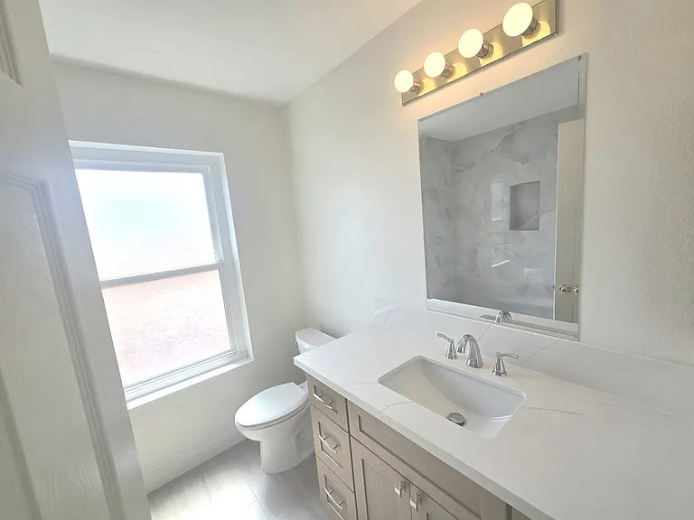 3220 W Sheffield Ave — Photo 10