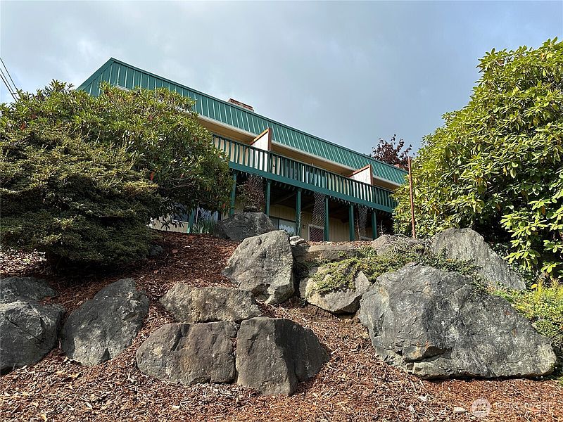 4th image of 910 Barnhart Street