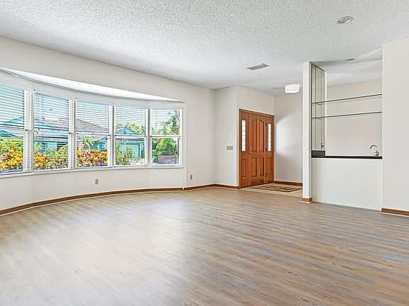 4th image of 1040 Beaumaris Way