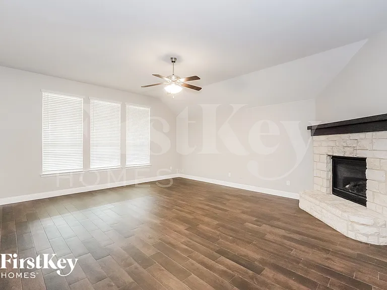 701 Brody Trl — Photo 3
