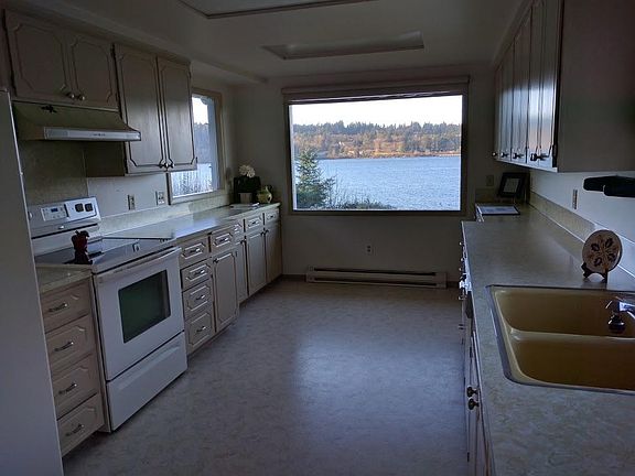 5th image of 2523 W Marine Dr