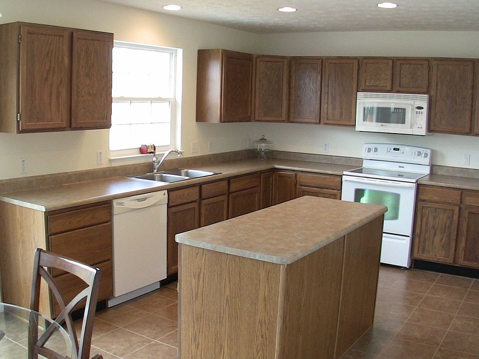 Upgraded island, tile, recessed lights.