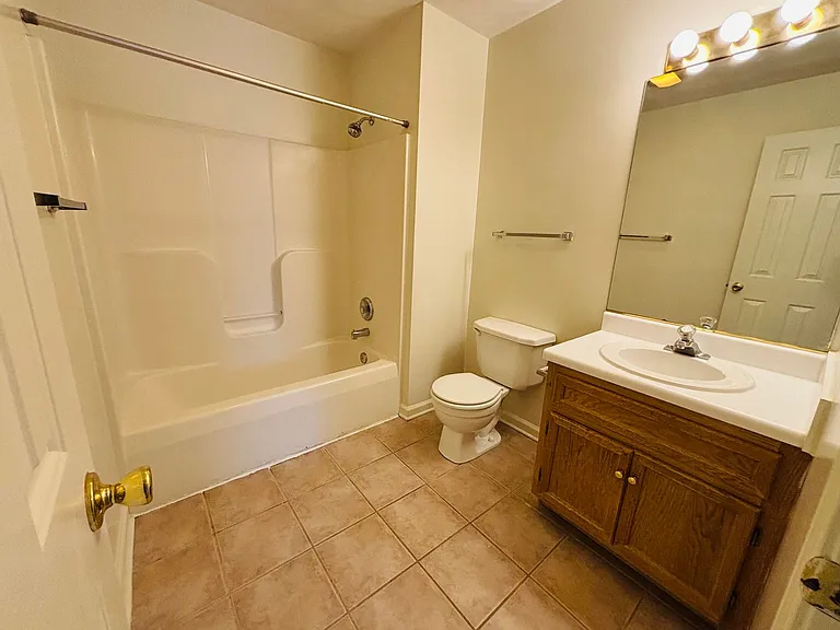 765 E Main St — Photo 8