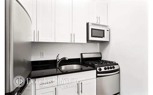 Rented by Douglas Elliman | media 19