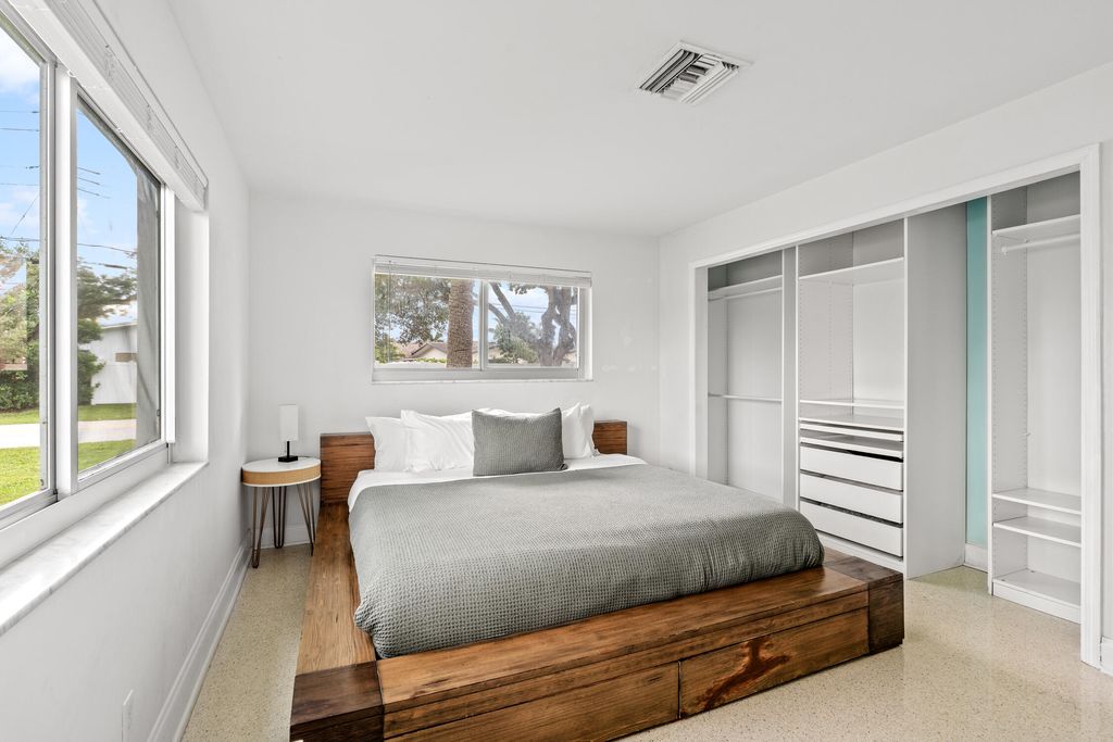 690 SE 5th Court, photo 9