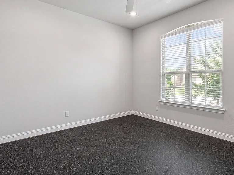 608 Artesian Dr — Photo 4