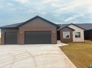 813 Turtle Creek Dr, Hartford, SD 57033