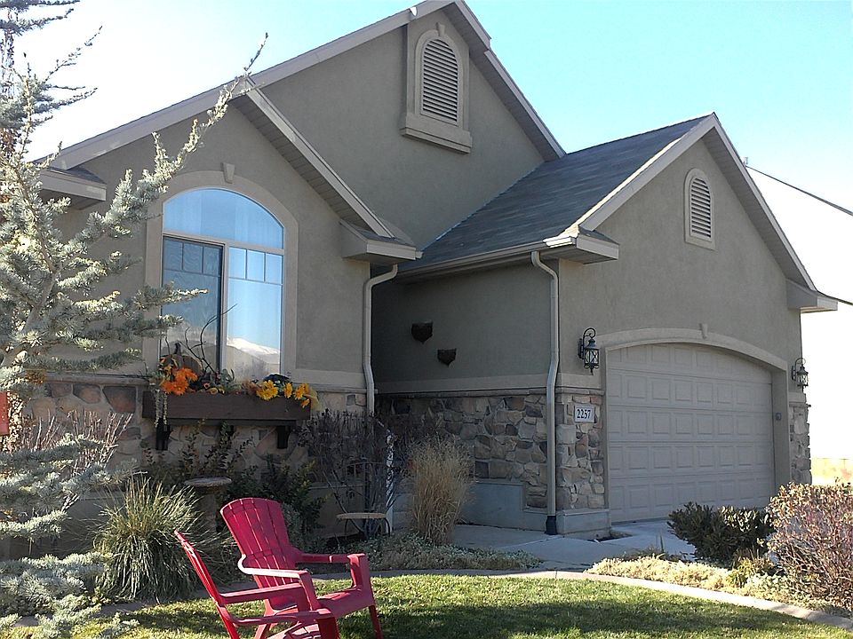 Rambler home with stucco and stone