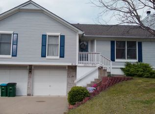 610 Rosehill Dr, Raymore, MO 64083