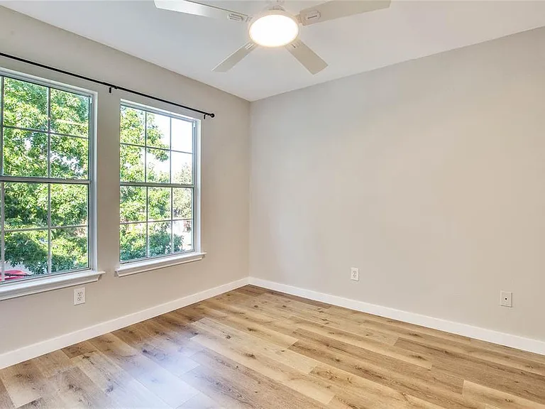 1201 Del Roy Dr — Photo 11