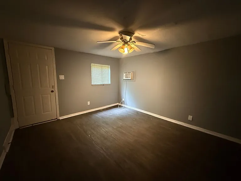 215 Smith St NE — Photo 4