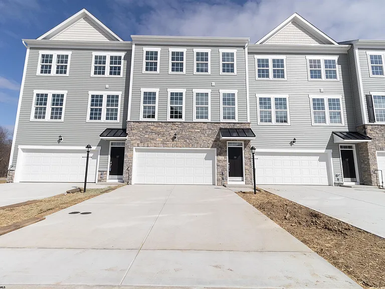 39 Dover Ct — Photo 1