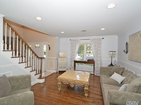 3rd image of 24 Heritage Ln N