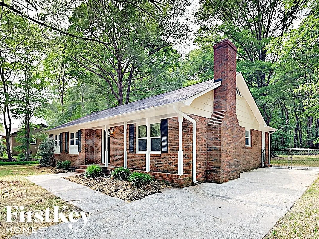 3 bed, 1.5 bath, 1300 sqft, $2,280 — Photo 2
