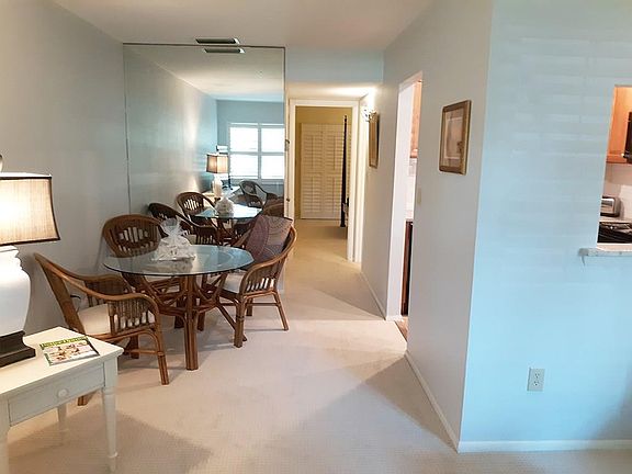 5th image of 8 Vista Palm Ln