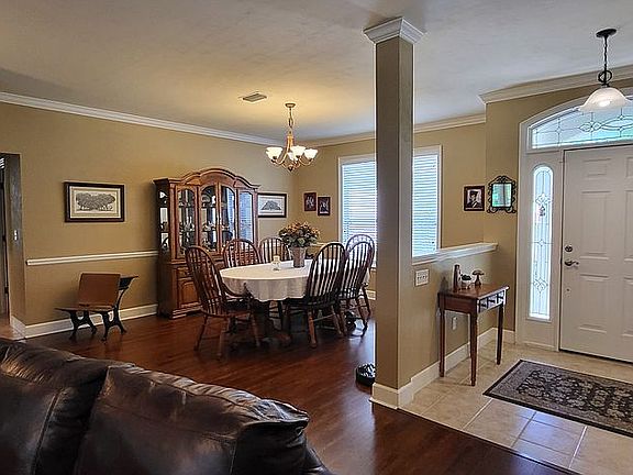FOYER/DINING ROOM
