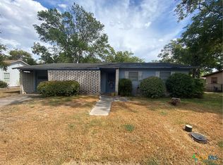 410 W 14th St, Shiner, TX 77984