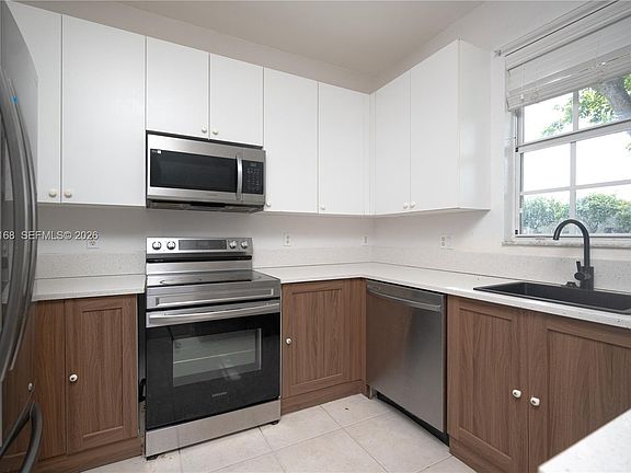 4th image of 445 NE 21st Ave