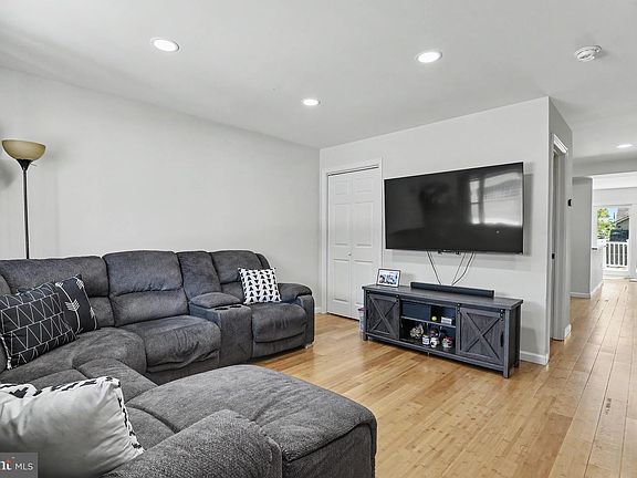 4th image of 139 Clinton St