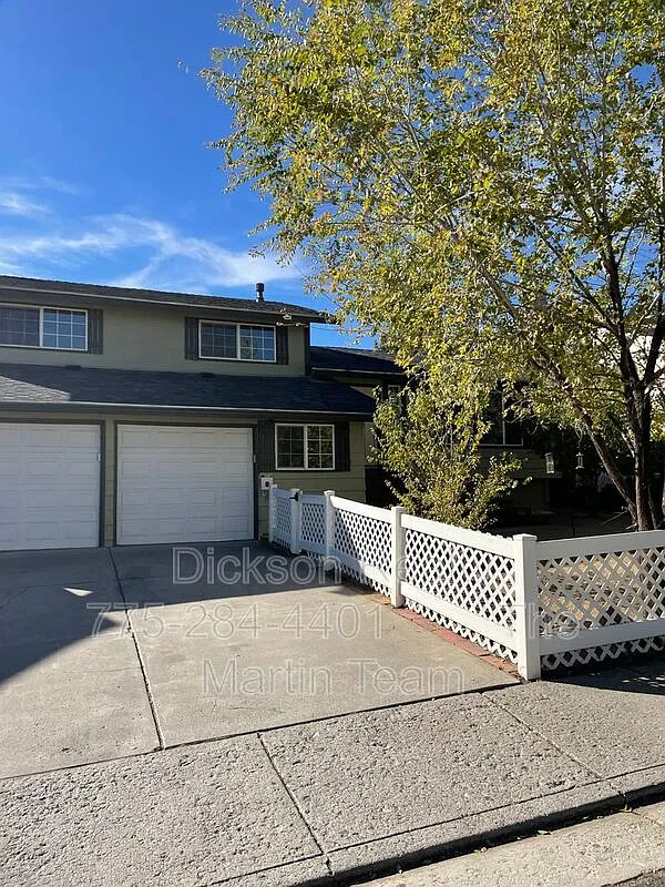 2915 Everett Dr photo 1