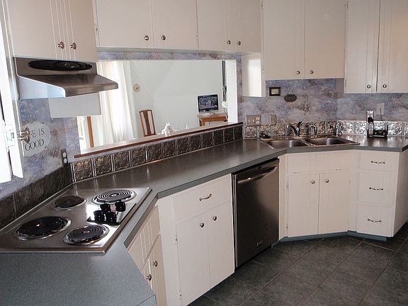 Kitchen has passthrough to livingroom