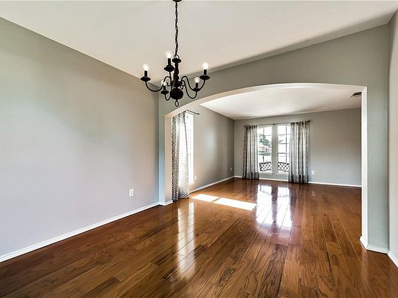 5th image of 343 Stately Oak Ln