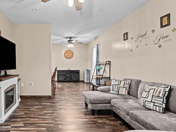 4th image of 502 E 9th St
