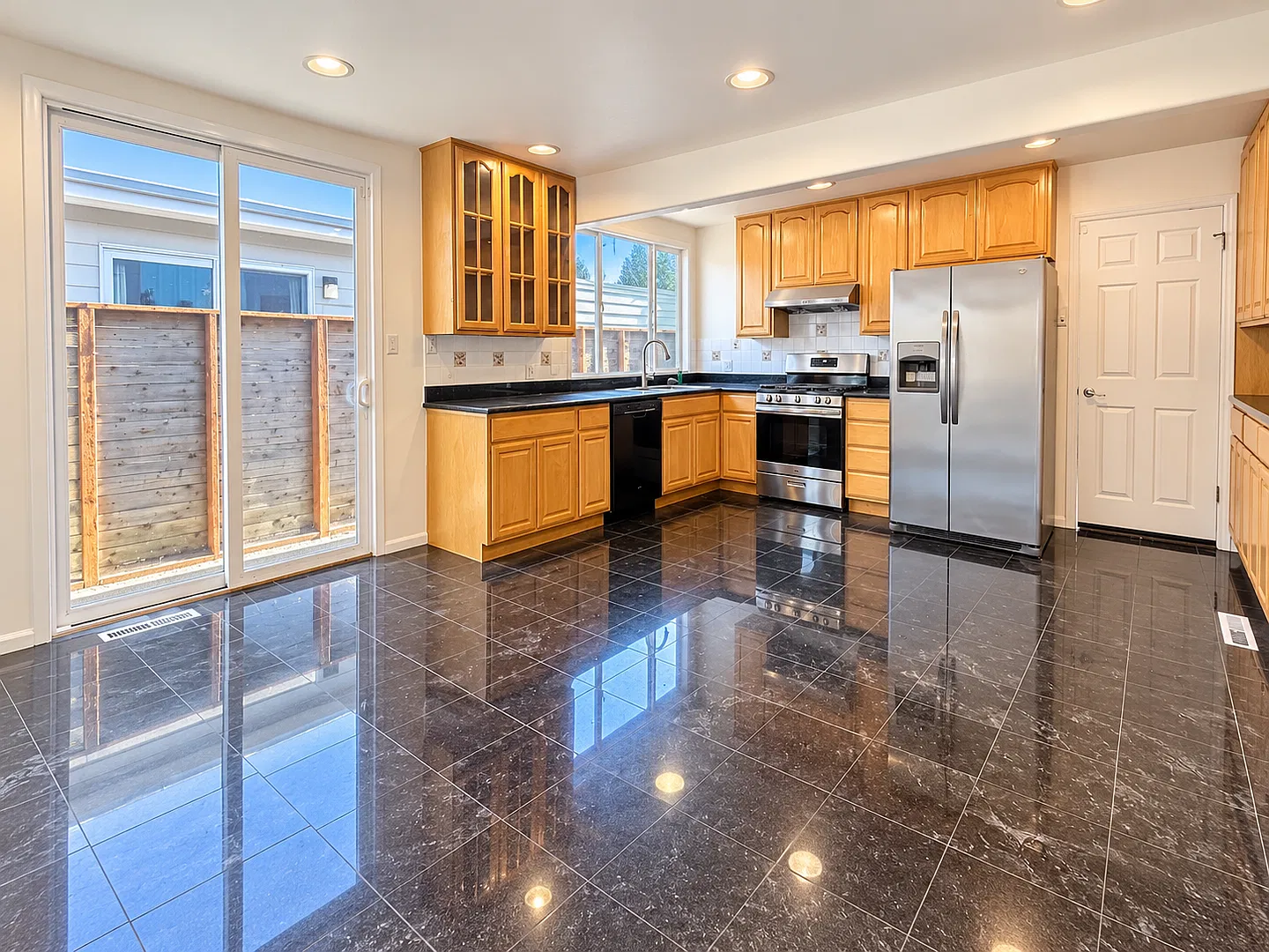 Spacious 3BR/2BA Millbrae Home with Large Backyard, Garage & Easy SF/Silicon Valley Access — Photo 4