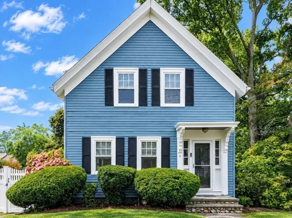 8 Washington St, Stoneham, MA 02180