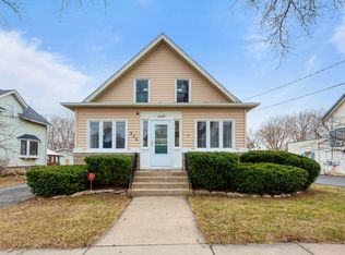 934 Clay St, Woodstock, IL 60098