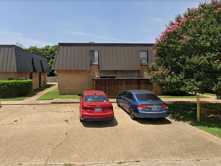 Holik Square Townhomes — Photo 1
