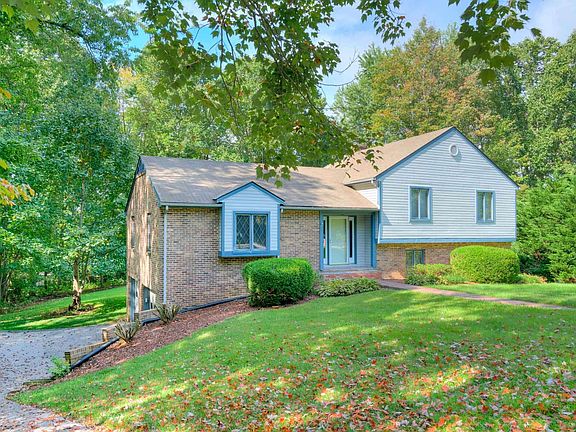 3rd image of 211 Pine Dr