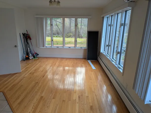 483 Erskine Rd #1, Stamford, CT 06903