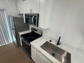 234 E 51st St — Photo 2