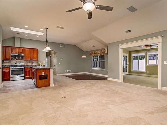 5th image of 205 Winthrope Dr