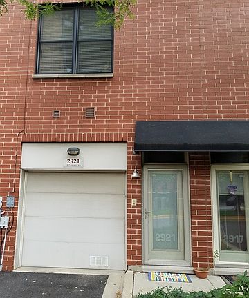 2nd image of 2921 N Claremont Ave
