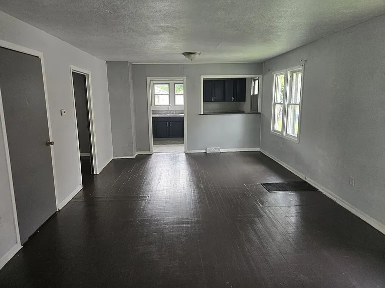 1512 E Bowman St — Photo 2