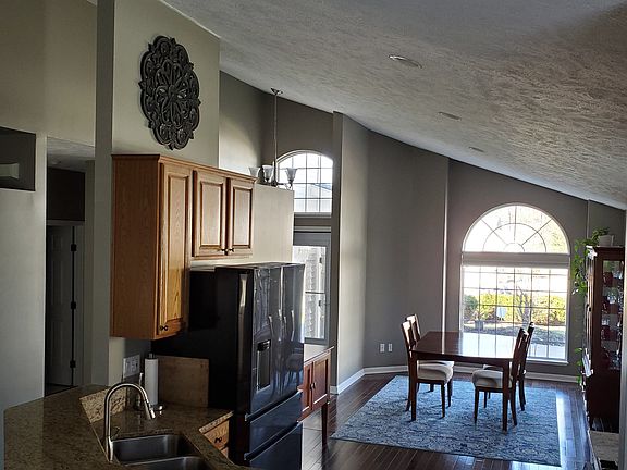3rd image of 710 Woodlake Dr
