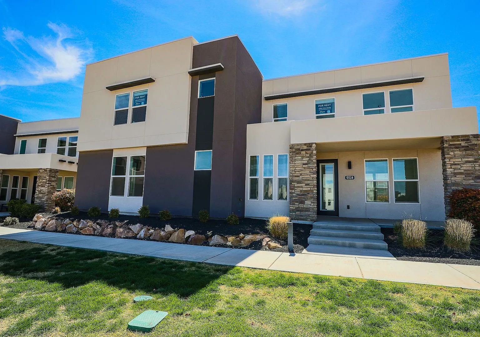 Available Sept 10! .2 bed, 2.5 bath, 2 car garage home for rent in Desert Color — Photo 3