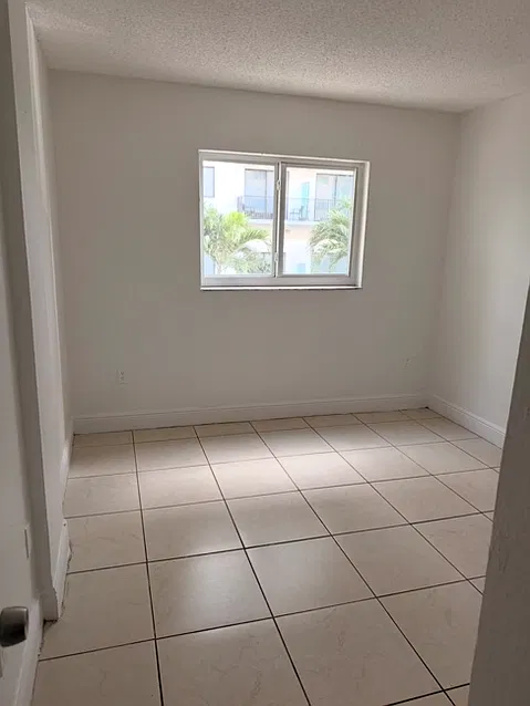 1498 NW 15th St — Photo 3