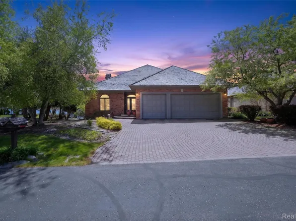 24 Chateaux Du Lac, Fenton, MI 48430