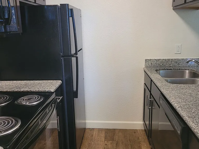 Green Door Apartments — Photo 25